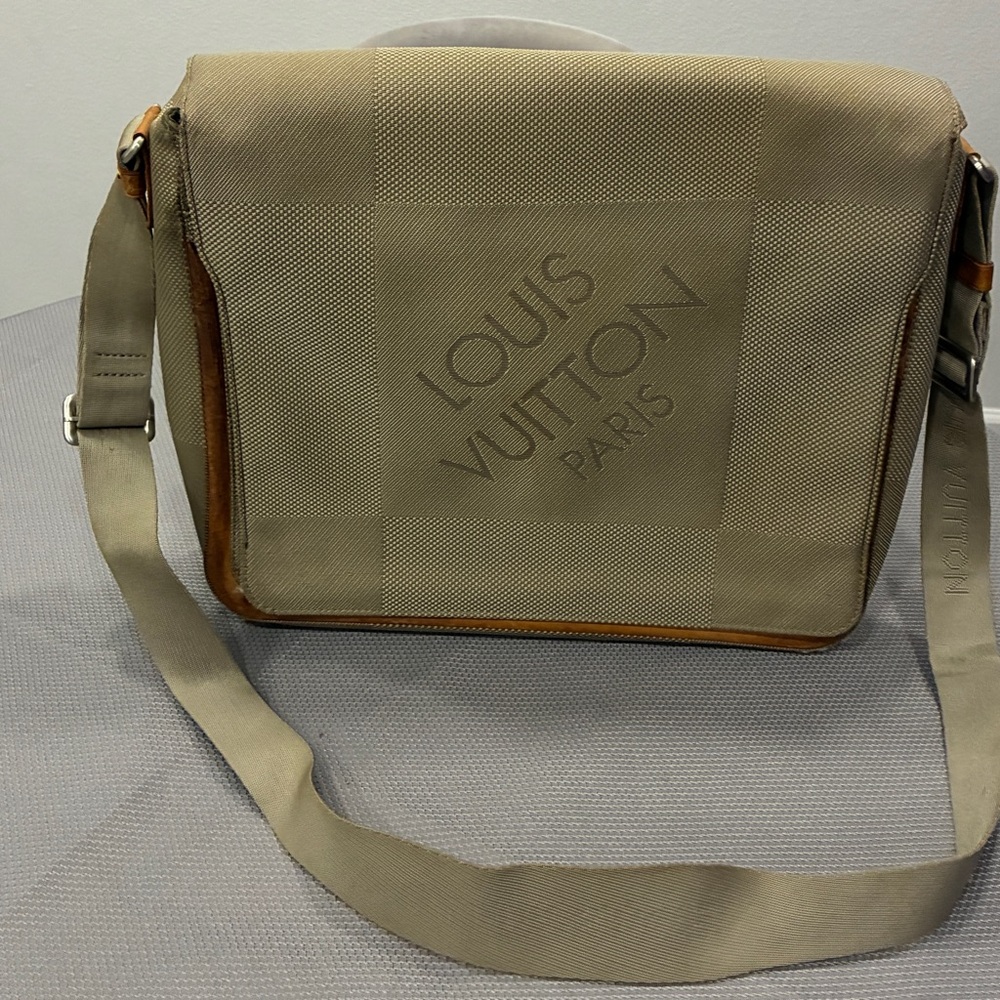 Authentic Louis Vuitton Damier Geant Messenger Bag-preowned